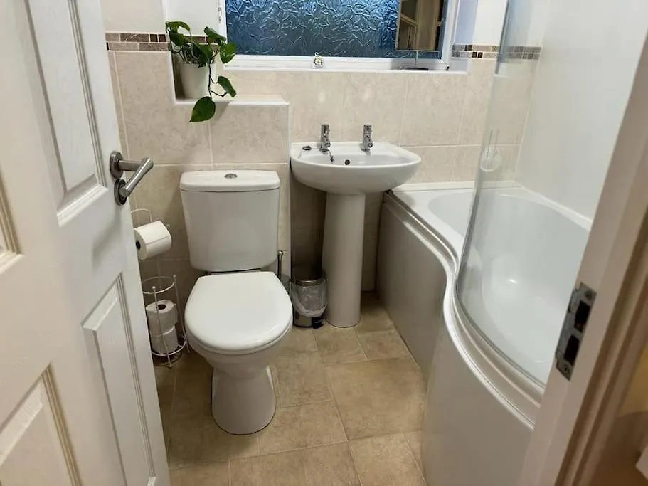 Appartement The Cozy Stay, Sleeps 6 , 2 Large Parking Spaces, Private Garden Walking Distance To Cardiff Bay And City Centre Pets Welcome Verenigd Koninkrijk