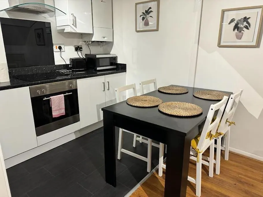 The Cozy Stay, Sleeps 6 , 2 Large Parking Spaces, Private Garden Walking Distance To Cardiff Bay And City Centre Pets Welcome Verenigd Koninkrijk