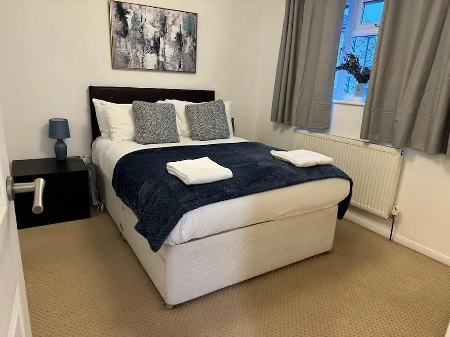 The Cozy Stay, Sleeps 6 , 2 Large Parking Spaces, Private Garden Walking Distance To Cardiff Bay And City Centre Pets Welcome 0*,  Verenigd Koninkrijk